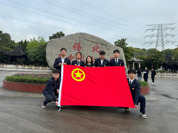 汽車工程學(xué)院團員代表參加“清明祭英烈共筑中華魂”主題團日活動