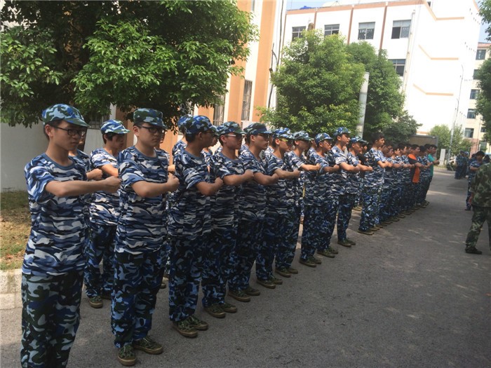 我校2014級新生軍訓隊列訓練場景、內務評比、黑板報評比優(yōu)秀成果